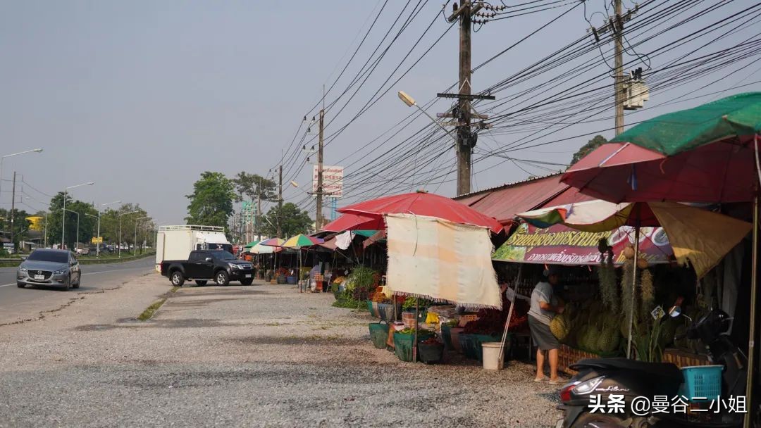 还吃啥榴莲自助?来泰国路边摊吃榴莲,100块钱管饱