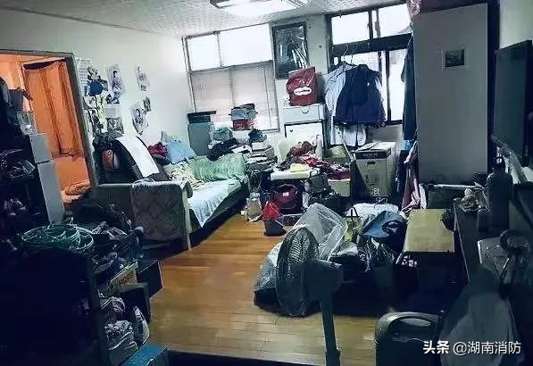 重庆一居民楼突发火灾致6人身亡,居民楼24层突发火灾现场黑烟滚滚