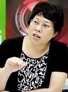 一部手机卖99元，坚持20年不倒闭的荣秀丽，是如何生存至今的