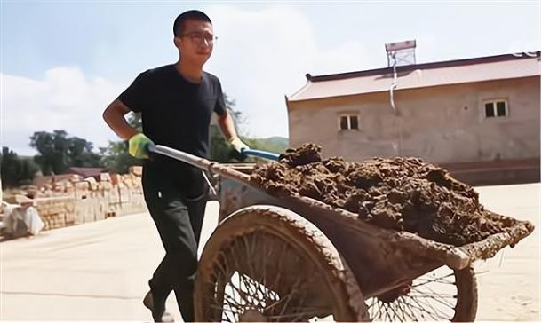 狂妄考生，考场外大放厥词“垃圾题别想阻止我打工”，现一语成真