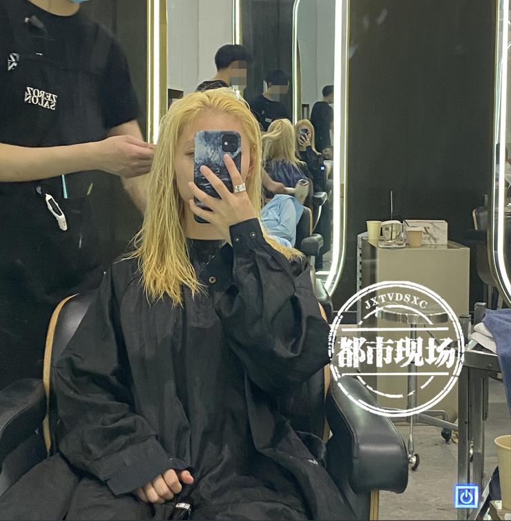 杭州女子花2900元染发,女生花2900多元染发结果秃了一块