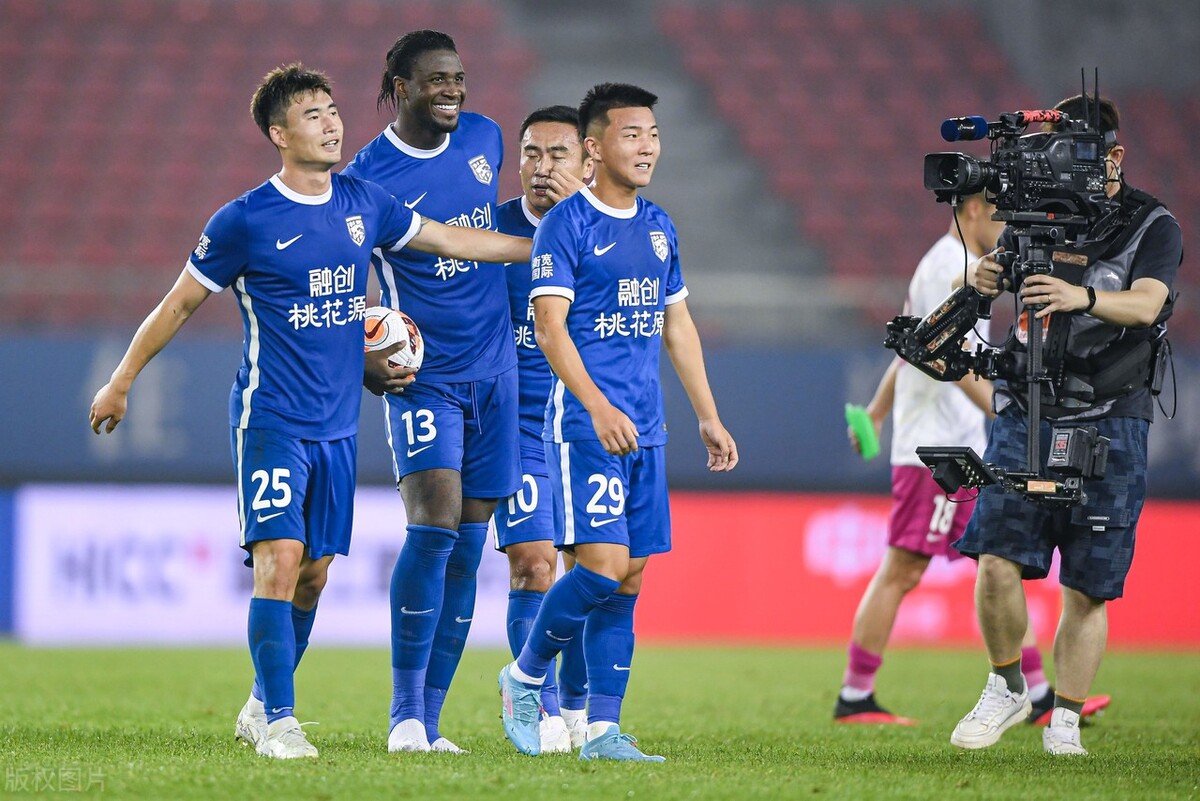 武汉三镇：在创造“凯泽斯劳滕神话”的道路上一骑绝尘