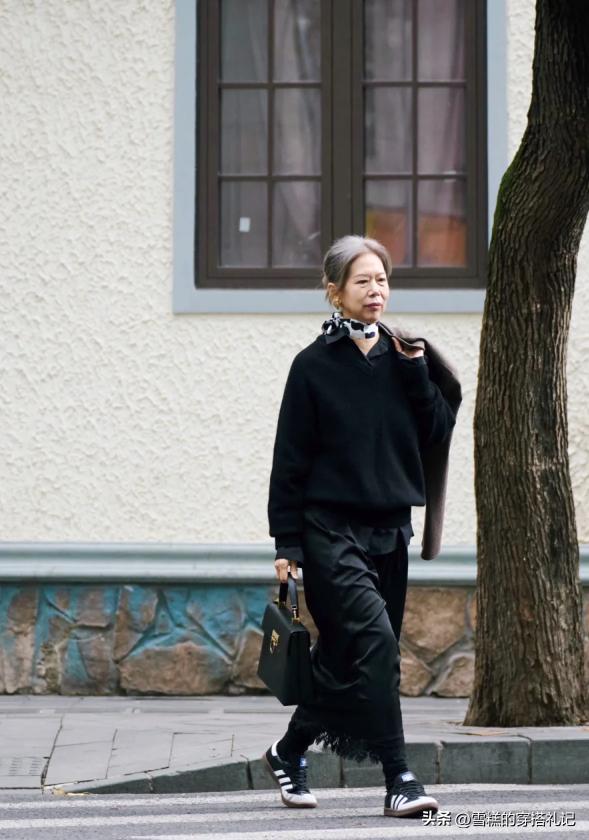 被上海奶奶的穿搭惊艳到了,被时尚老奶奶惊艳