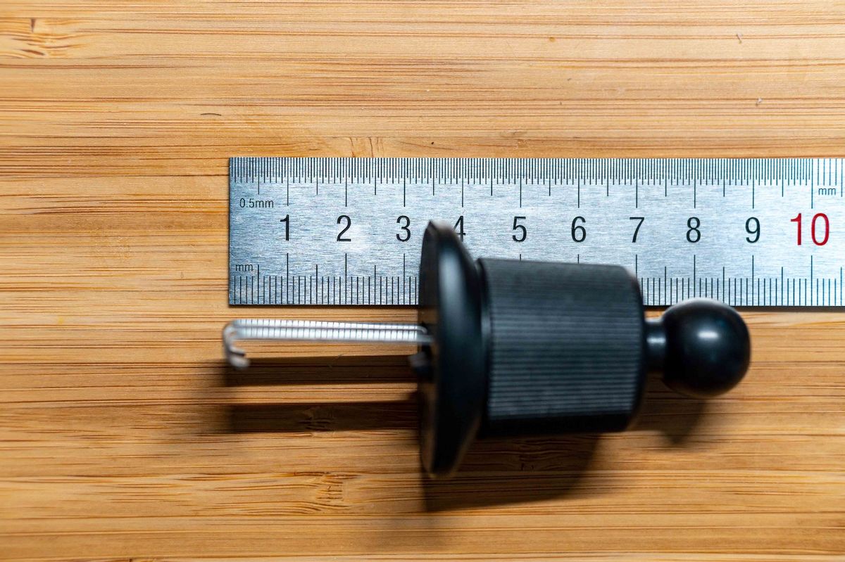 momax支架怎么样,车载磁吸手机支架最新款无线充电