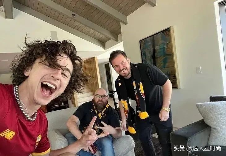 世界杯结束了，足球穿搭火了！欧阳娜娜、Jennie、Bella集体撞衫