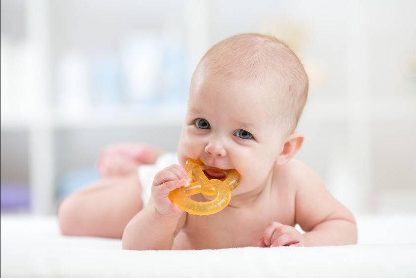 宝宝爱吃手指要不要管,一岁宝宝爱吃手指要不要管