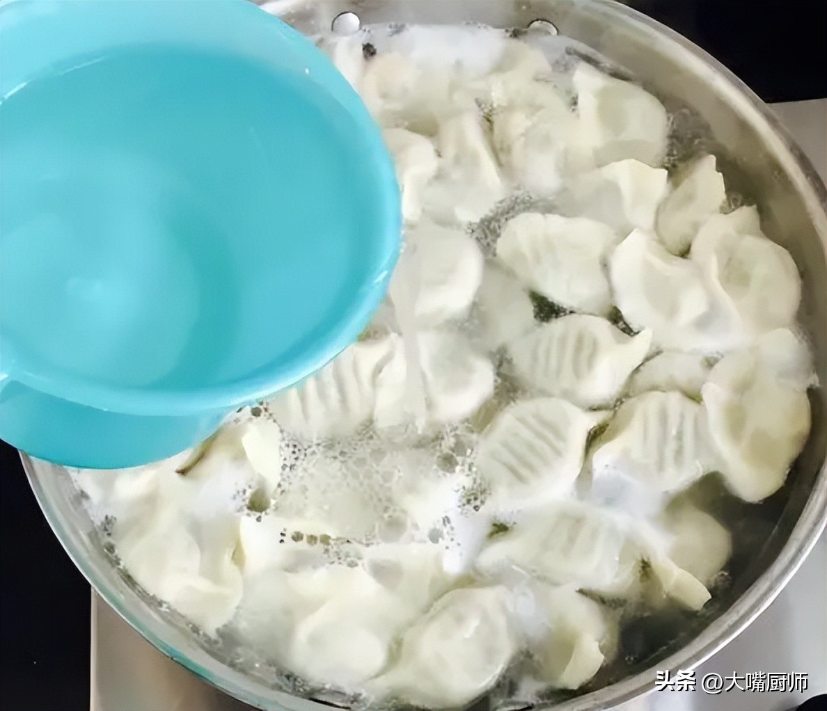 煮冻饺子不烂好吃做法,冻饺子凉水上锅蒸还是开水上锅蒸