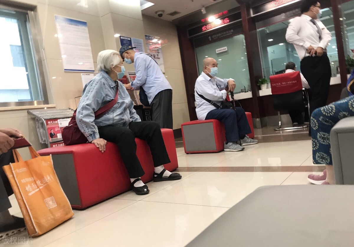 银行的潜规则和套路,银行人排队为什么只开一个窗口