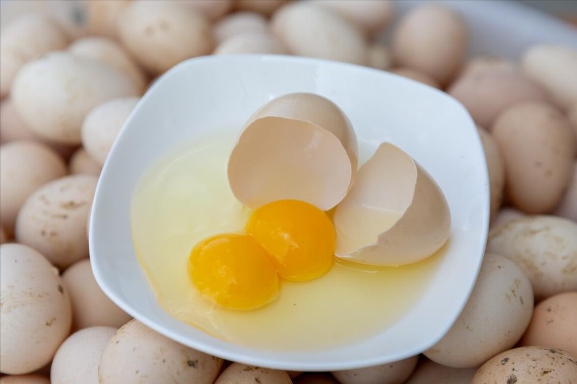 买鸡蛋是大的好还是小的好,鸡蛋买大的好还是小的好