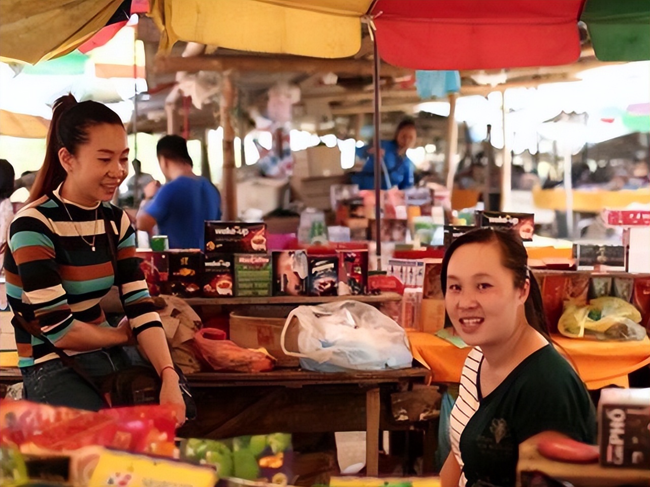 许多越南漂亮姑娘在边境摆摊,越南边境卖东西的姑娘