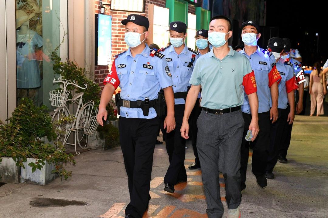 交警战高温致敬高温下的坚守,致敬暴雨中坚守的警察蜀黍