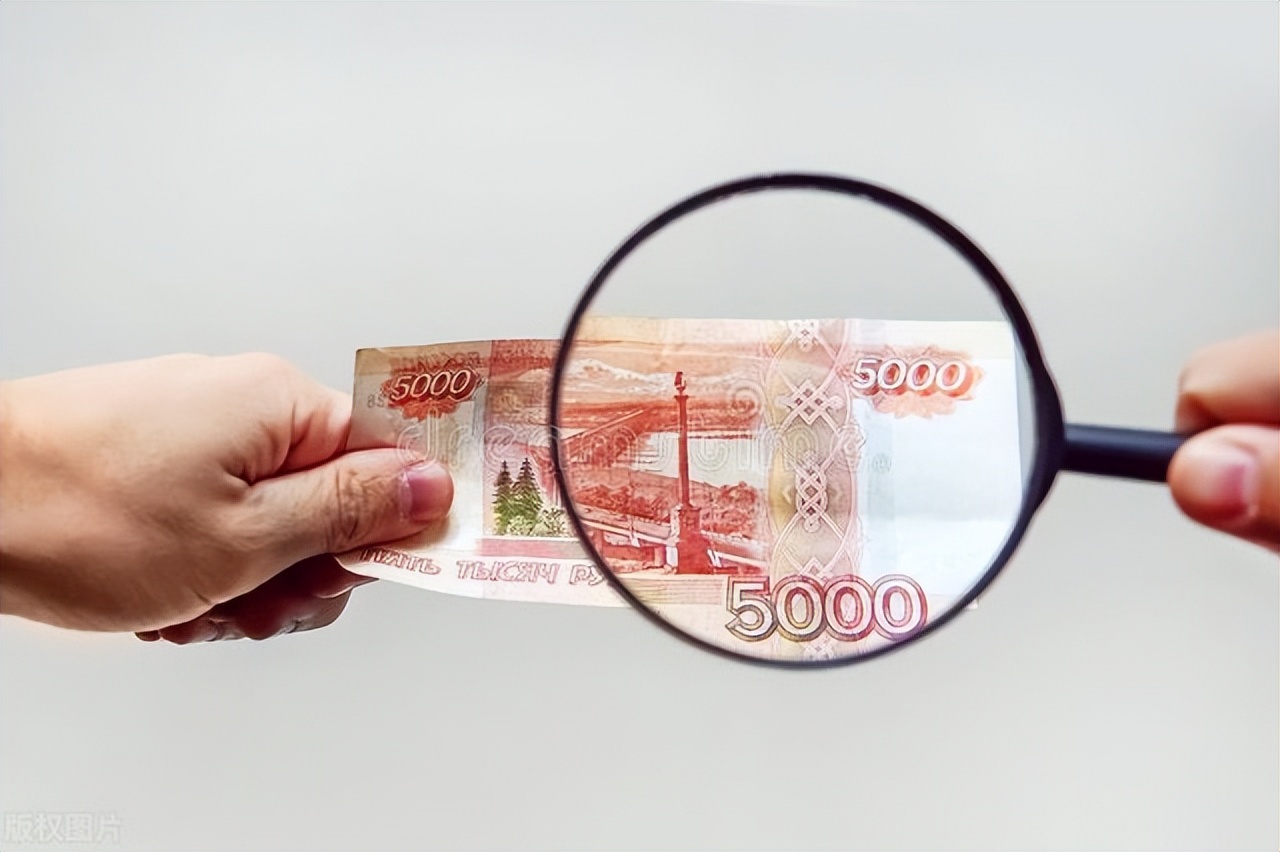 一男子用假钱骗老人钱,一男子用假钞骗老人被警察抓