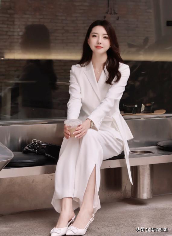 配裙子的平底单鞋时尚减龄,百搭裙子低跟鞋