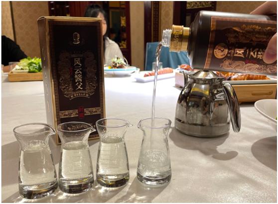 酒里滴油判断真假,怎样辨别酒精和粮食酒真假