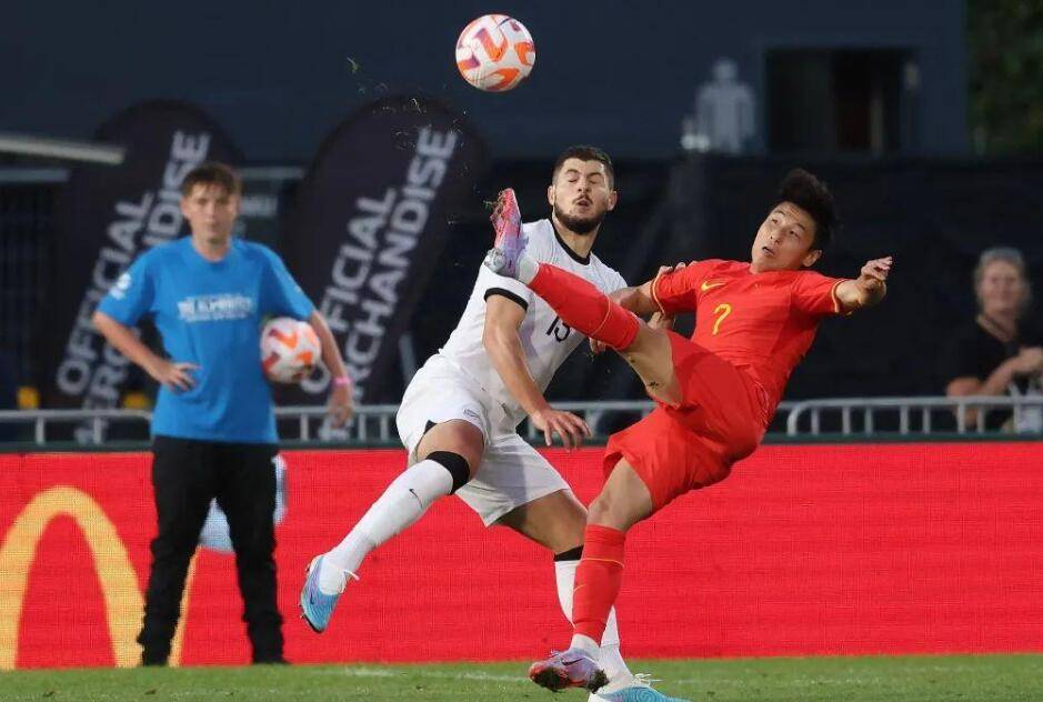 中国男足1-2不敌新西兰精彩配合,一场0-0让中国男足没有退路