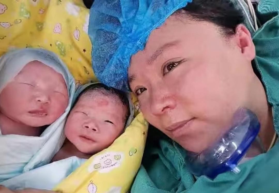 一对夫妇生出双胞胎,夫妻借22万生下试管双胞胎