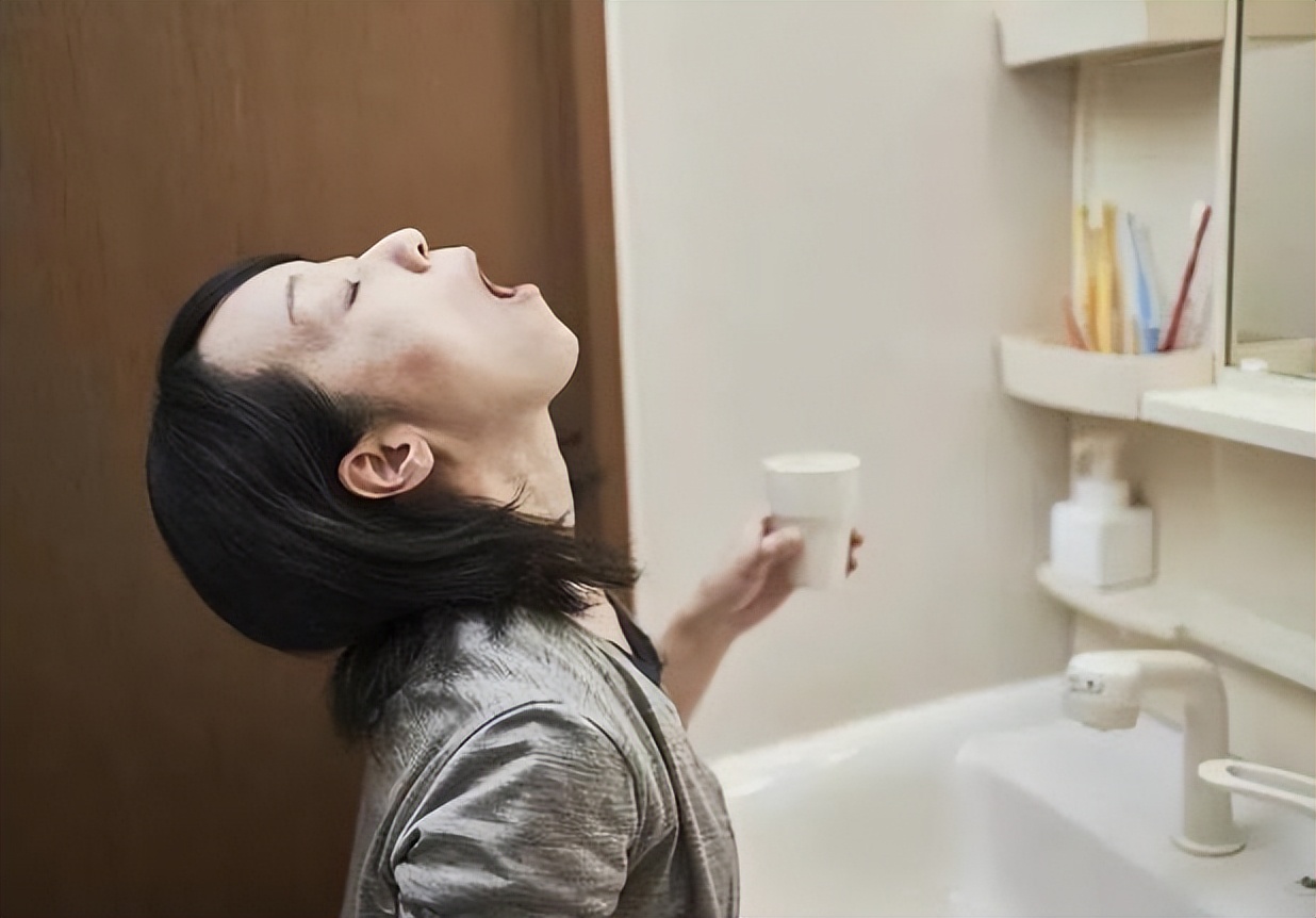 喉咙经常有炎症怎么回事,喉咙出现4个症状呼吸不畅