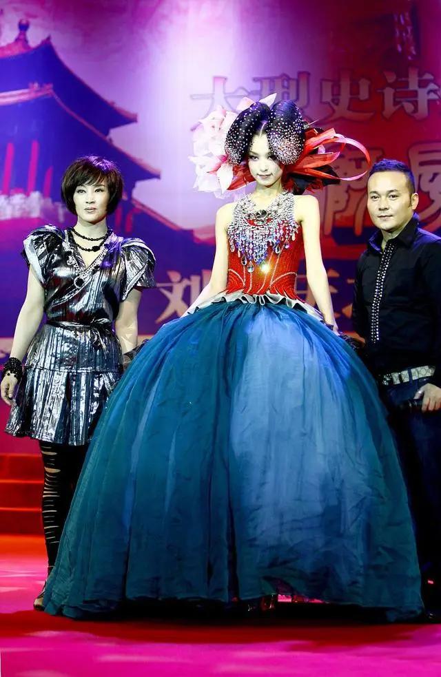 刘晓庆穿丝绒短裙,刘晓庆减龄小碎花连衣裙