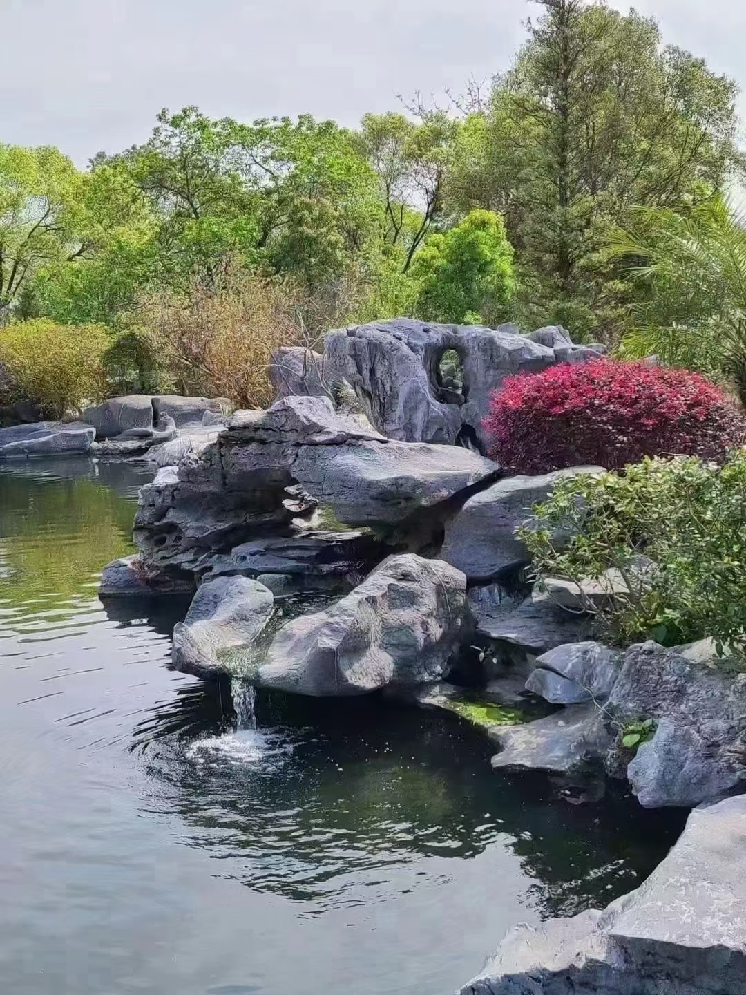 太湖石打造庭院大自然假山水景,太湖石庭院假山造景图片