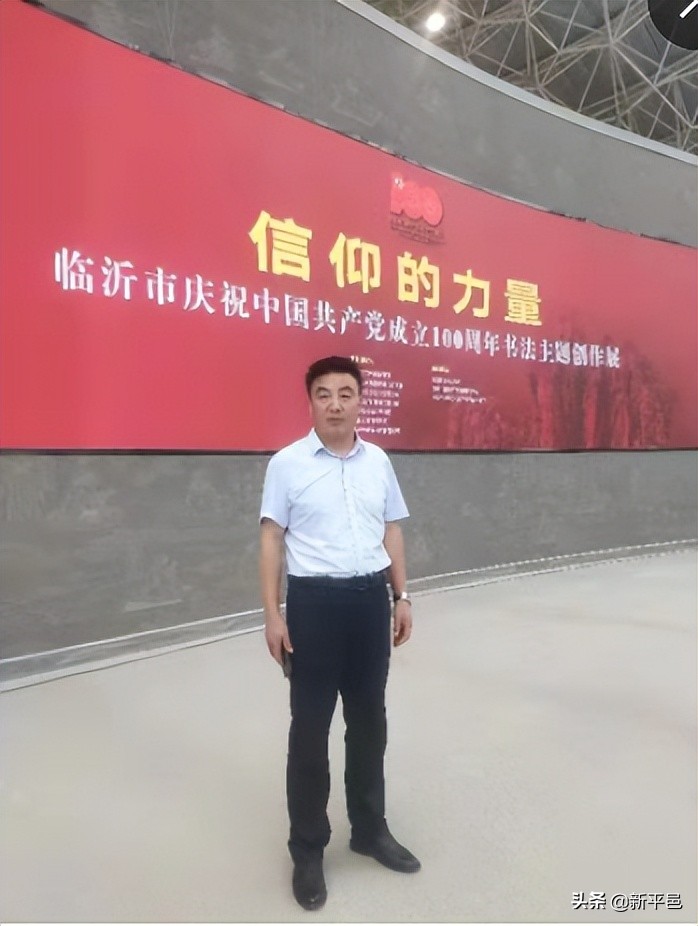 一个记者和小说家视频,一个记者采访一个农民的故事