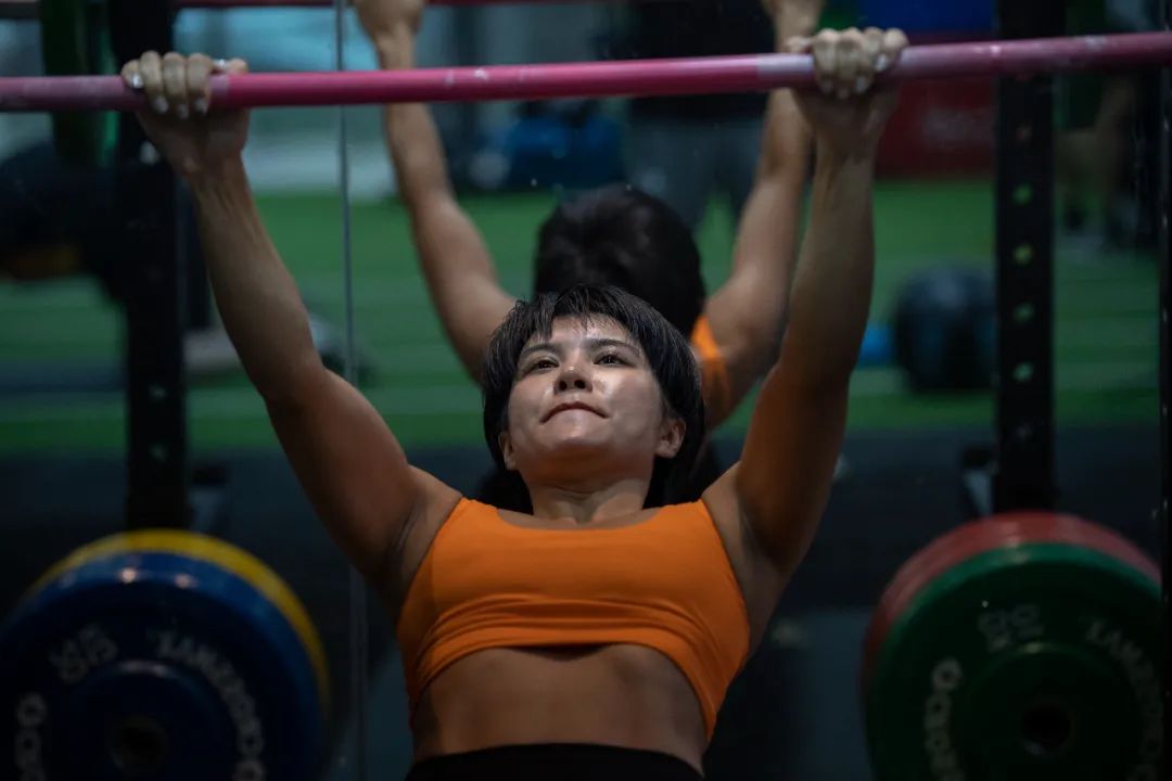 知名女演员想更具女人味接受隆胸手术，曾夺得拳击世界冠军