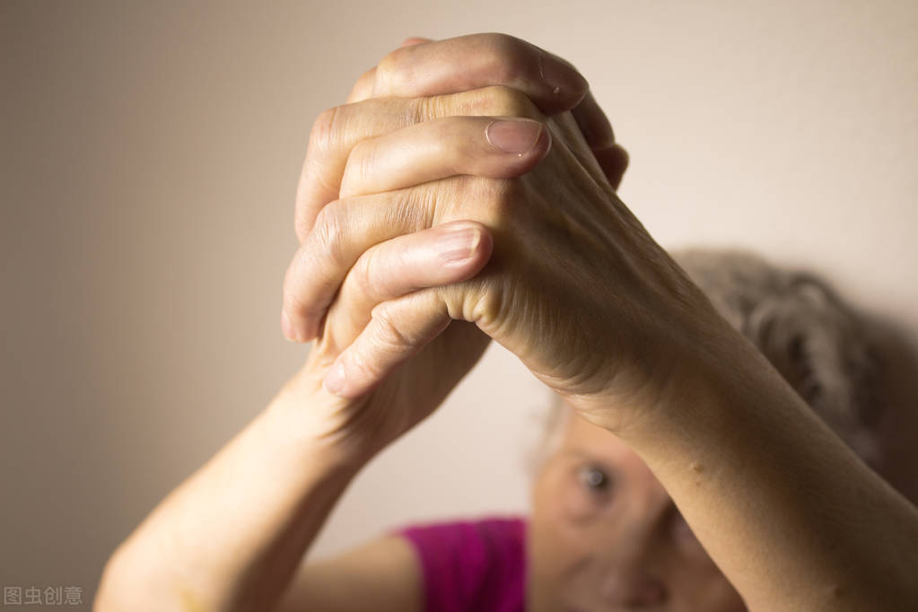 中风偏瘫半身发硬是怎么回事,中风偏瘫以后手老是没力该怎么办