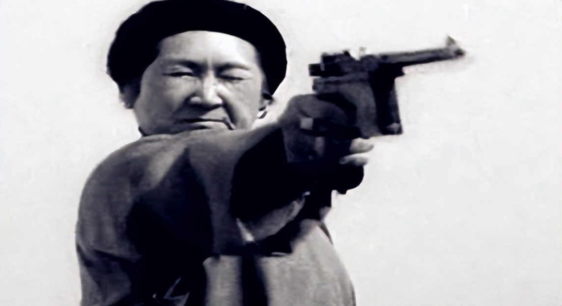 1950年周总理为双枪老太婆求情，毛主席：枪决，事后才知高明之处