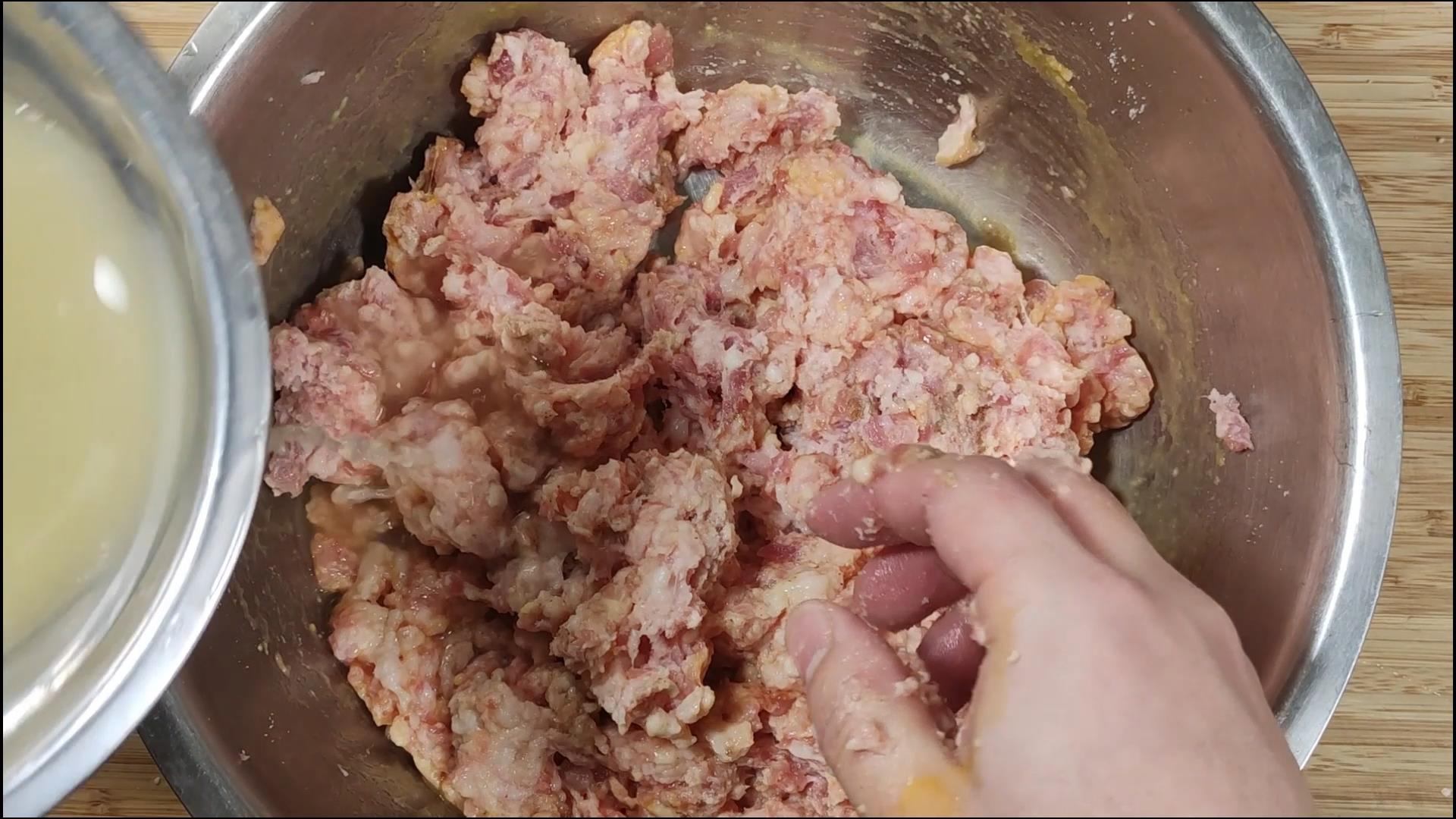 炸丸子切记不要放面粉和淀粉,炸肉丸子用面包糠炸才会又酥又脆