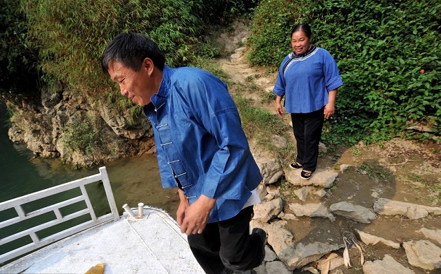 贵州背尸人以背尸为生,贵州背尸人徒手攀爬悬崖