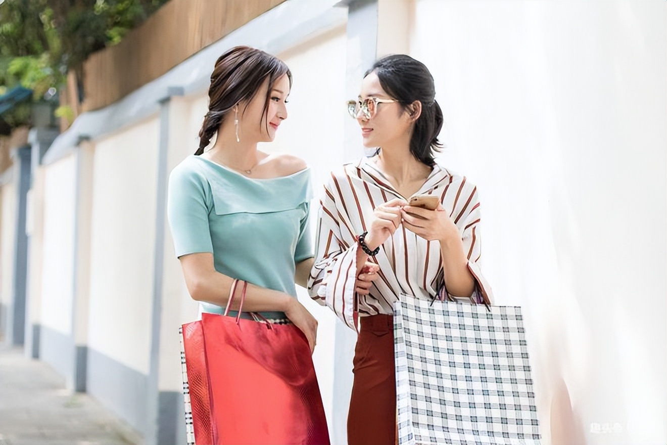 永远不要穿别人的旧衣服,长期被“施舍”将导致自我价值受损