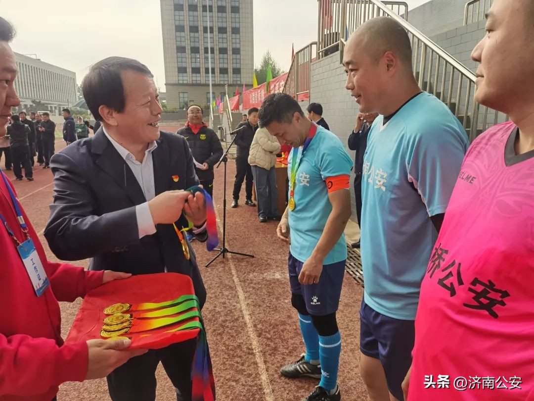 瞧瞧～警察队伍里的“足球小子”！