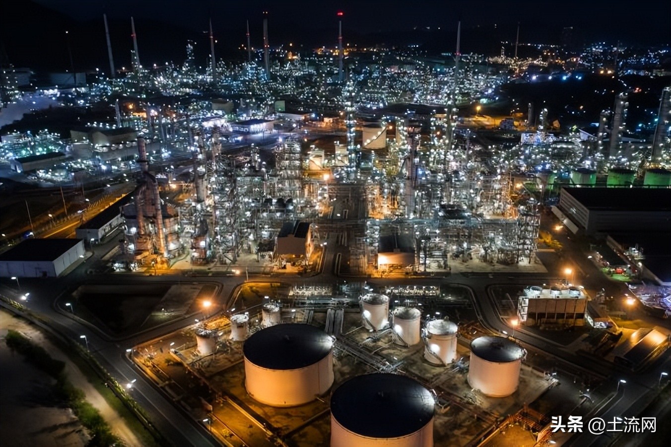 沙特属于哪个国家的地方,沙特和迪拜属于一个国家吗