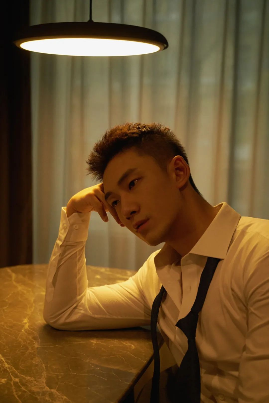 阳刚气十足的正装肌肉帅哥,正装腹肌小哥