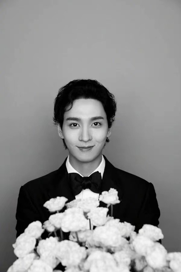 朴信惠婚纱照幕后,朴信惠穿红毯礼服