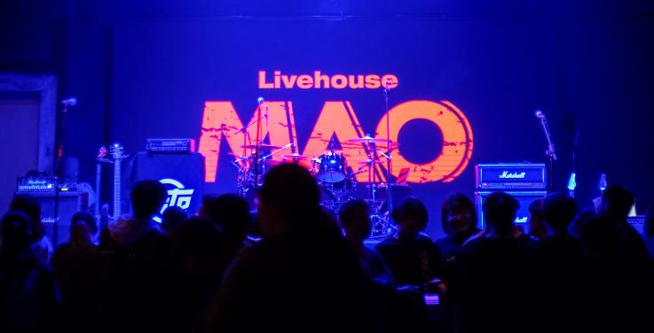 livehouse一堆人在台上唱歌,livehouse内部人员