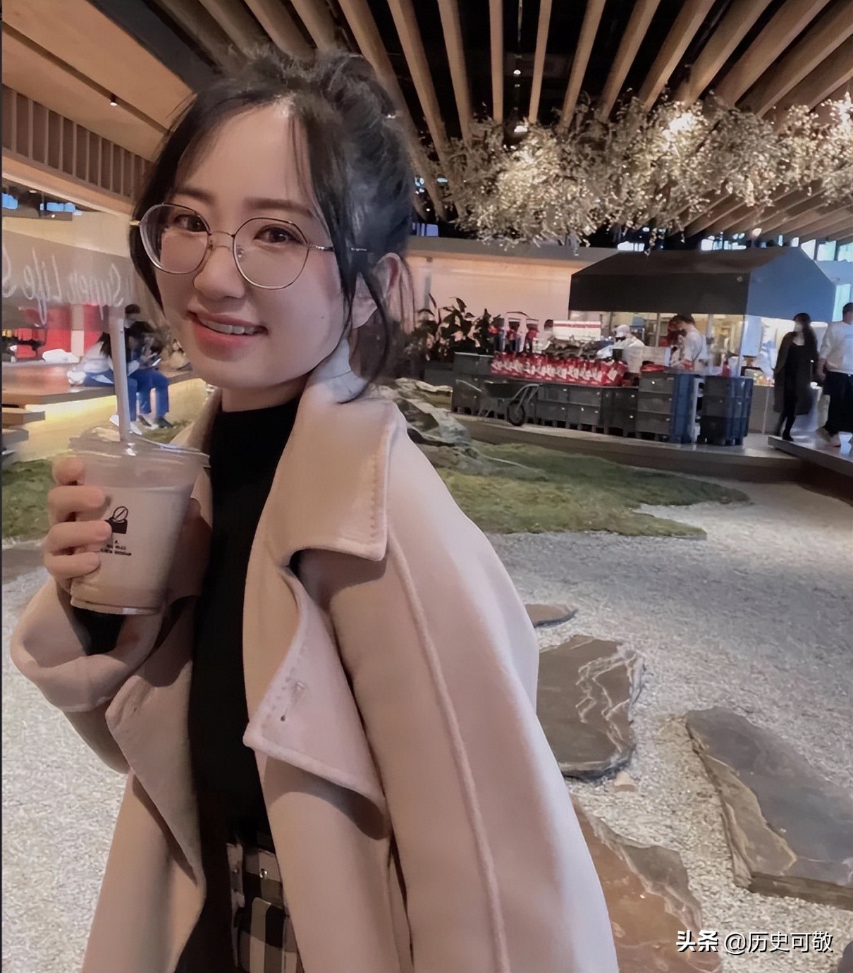 30岁海归尼莫：从化妆师成为住家保姆，月薪1.5万，坚持不婚主义