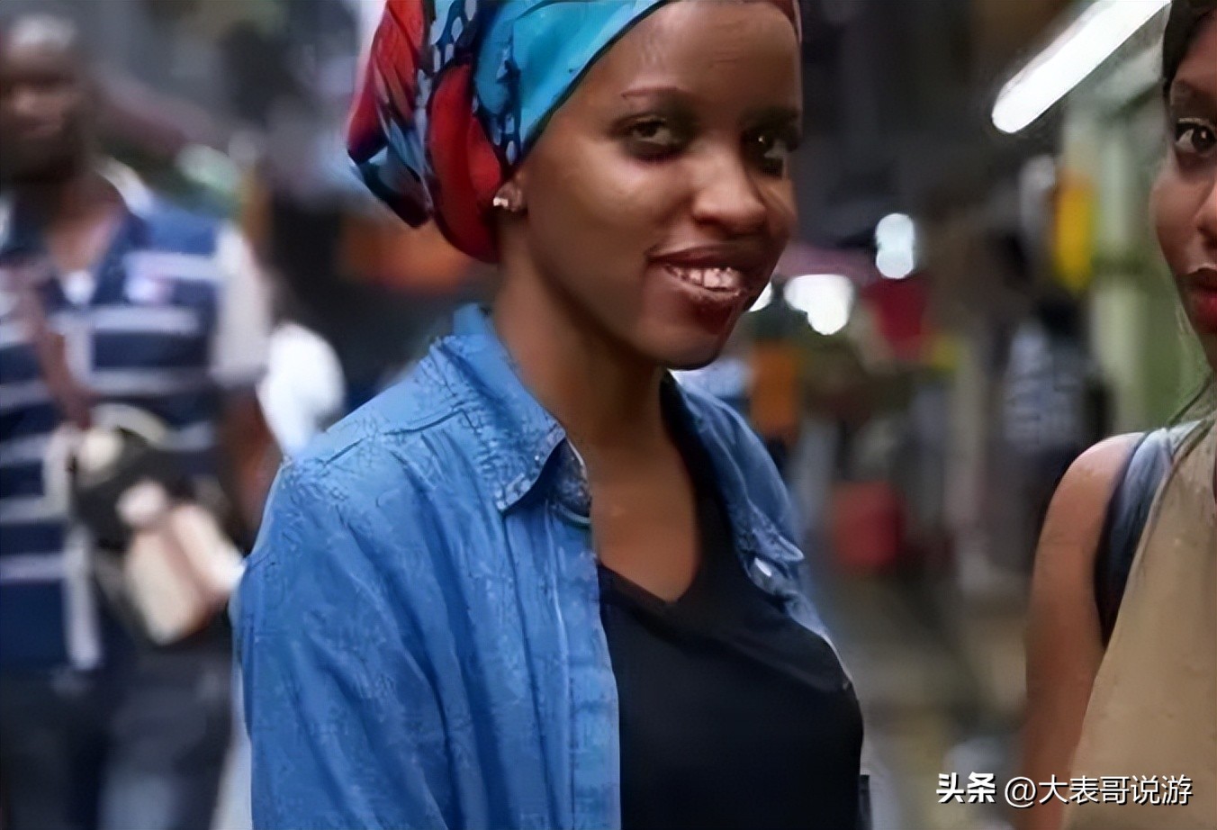 榛戝ゴ鐨勬偛鎯ㄧ敓娲昏嫳鏂囩増,榛戝ゴ鍦ㄨ埞涓婇伃閬囩殑鐢靛奖