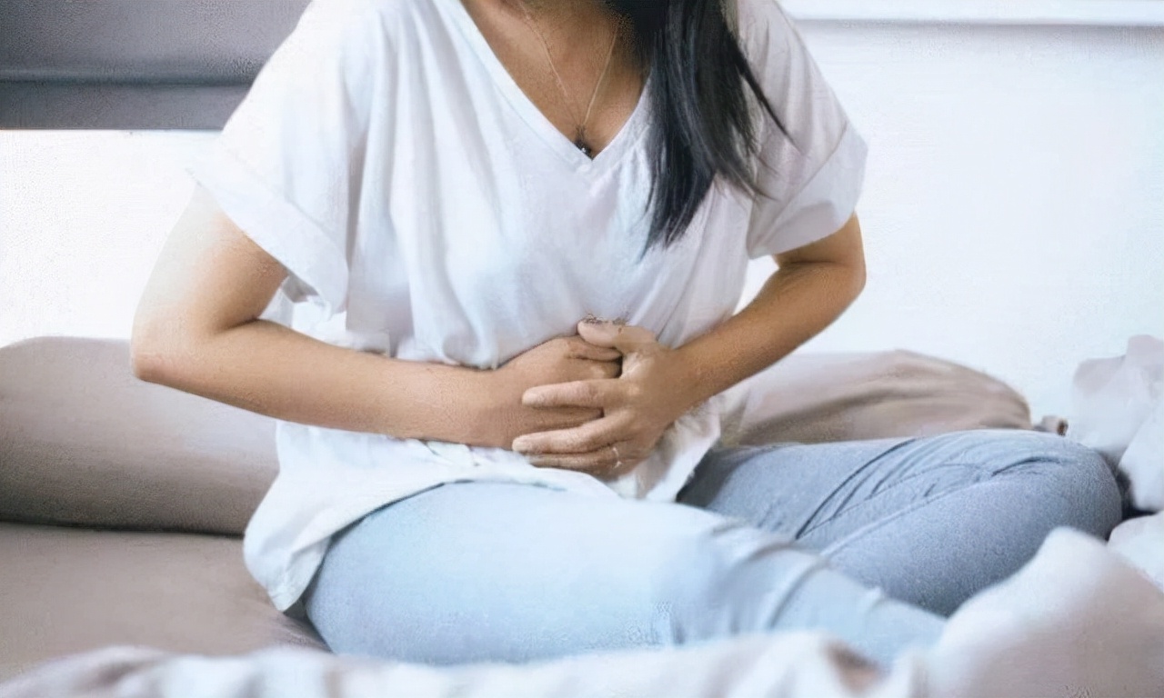 来例假突然流出很大一块血块,女性来月经有血块怎么回事