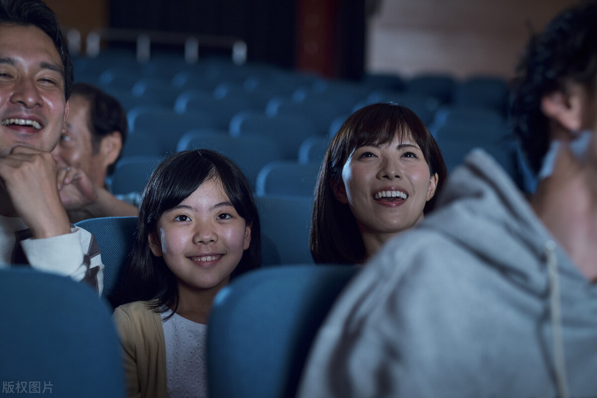 区分表示“观众”的名词：audience,viewer,spectator