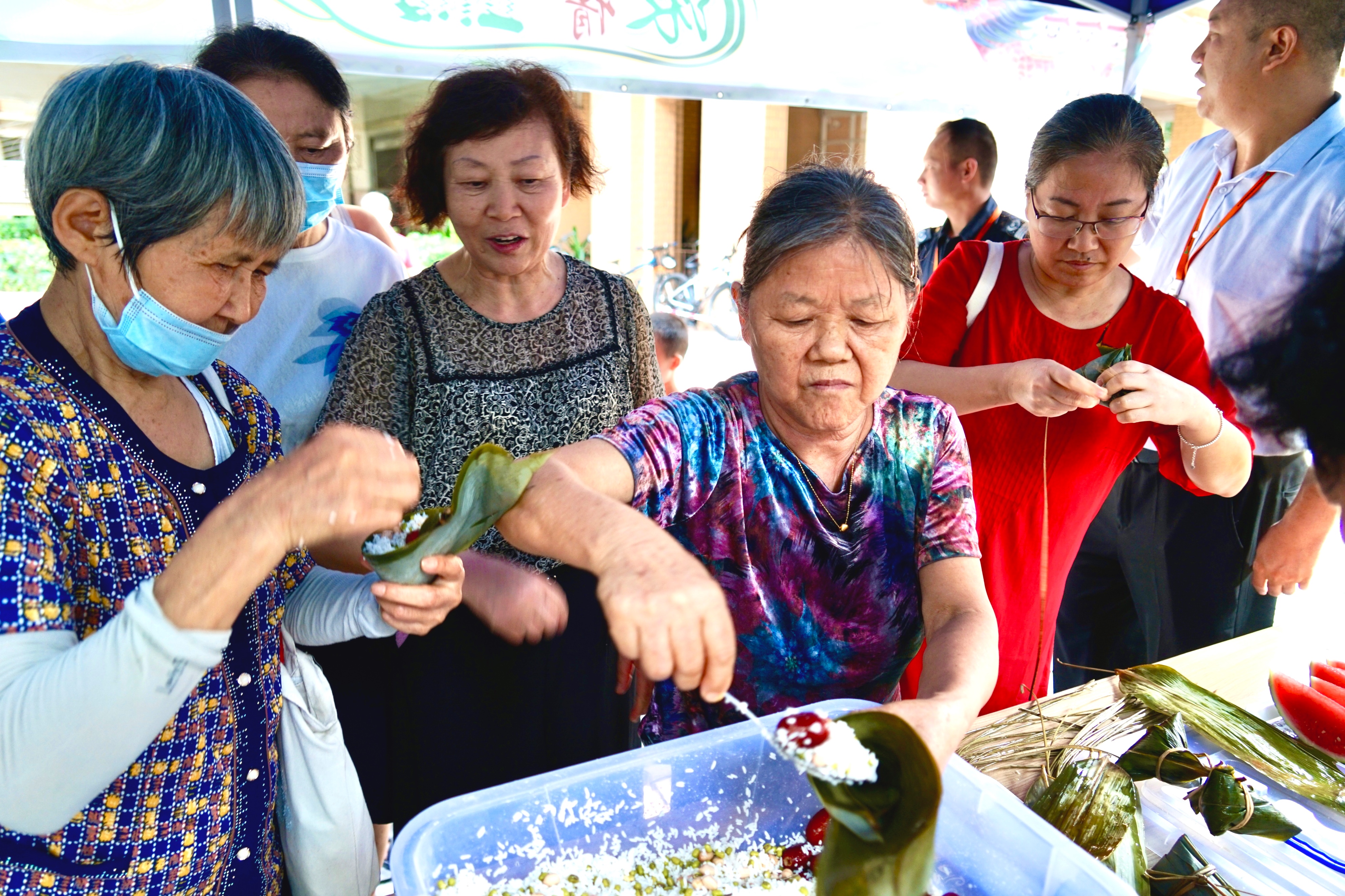 庆祝端午节的包粽子活动图片,开展庆端午包粽子活动