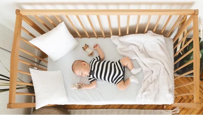 孩子坠床后抱起来,宝宝坠床紧急处理