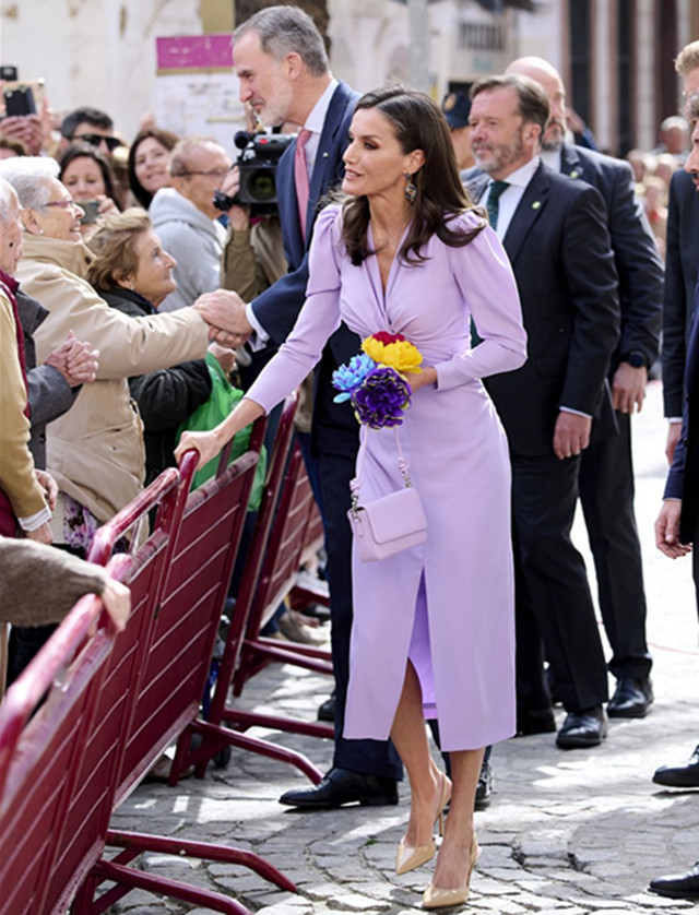 西班牙王后经典穿搭,西班牙王后实力演绎花裙穿搭