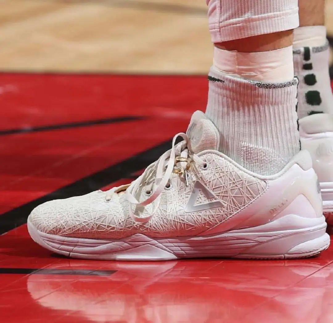 维金斯为什么要代言匹克,维金斯怎么不穿匹克的鞋了