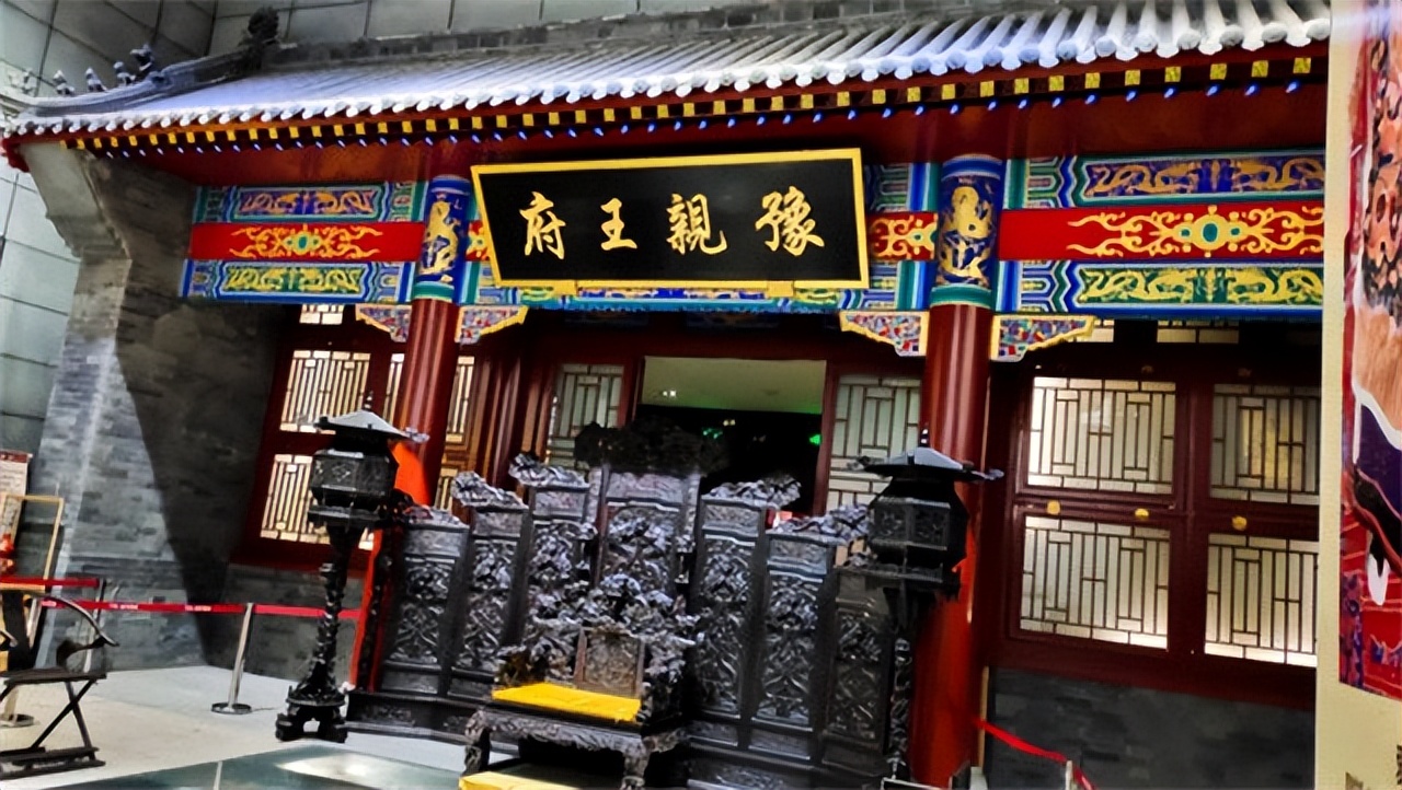 北京王府井曾经住哪位亲王 (北京王府井到底是哪个王爷的王府)