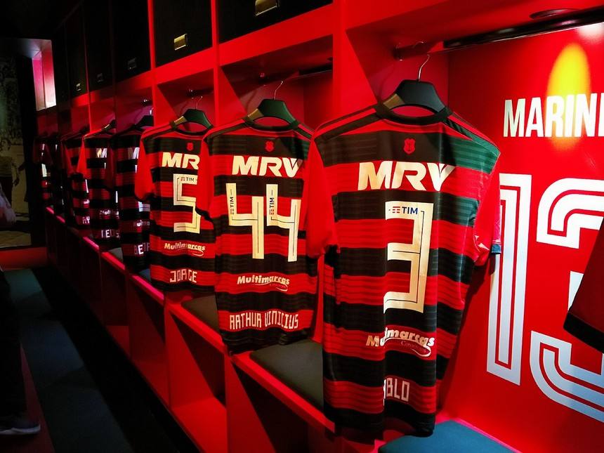 巴西球王连获两次世界杯,靠努力最后成功的足球巨星