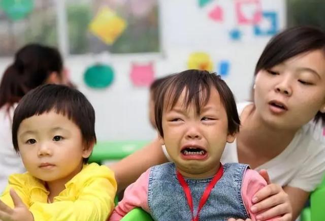 宝宝动不动就哭当妈的快被逼疯了,宝宝越长大越爱哭怎么回事