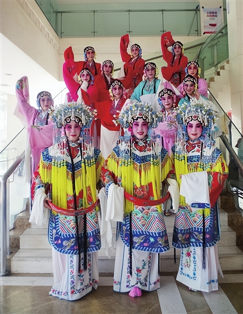 京剧让我越唱越年轻！李沧区老年大学京剧旦角班里的三对“姐妹花”