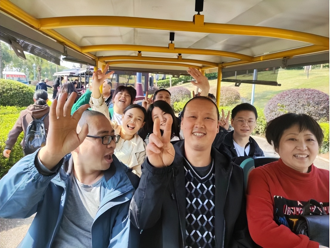 登歌乐山瞻仰革命先烈，游长寿湖欣赏春日风光