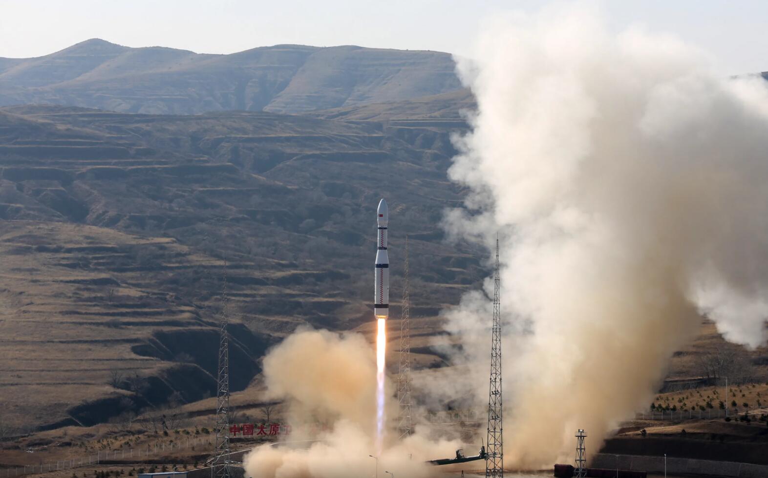 最新长征5号与重型猎鹰对比图,长征六号改型火箭