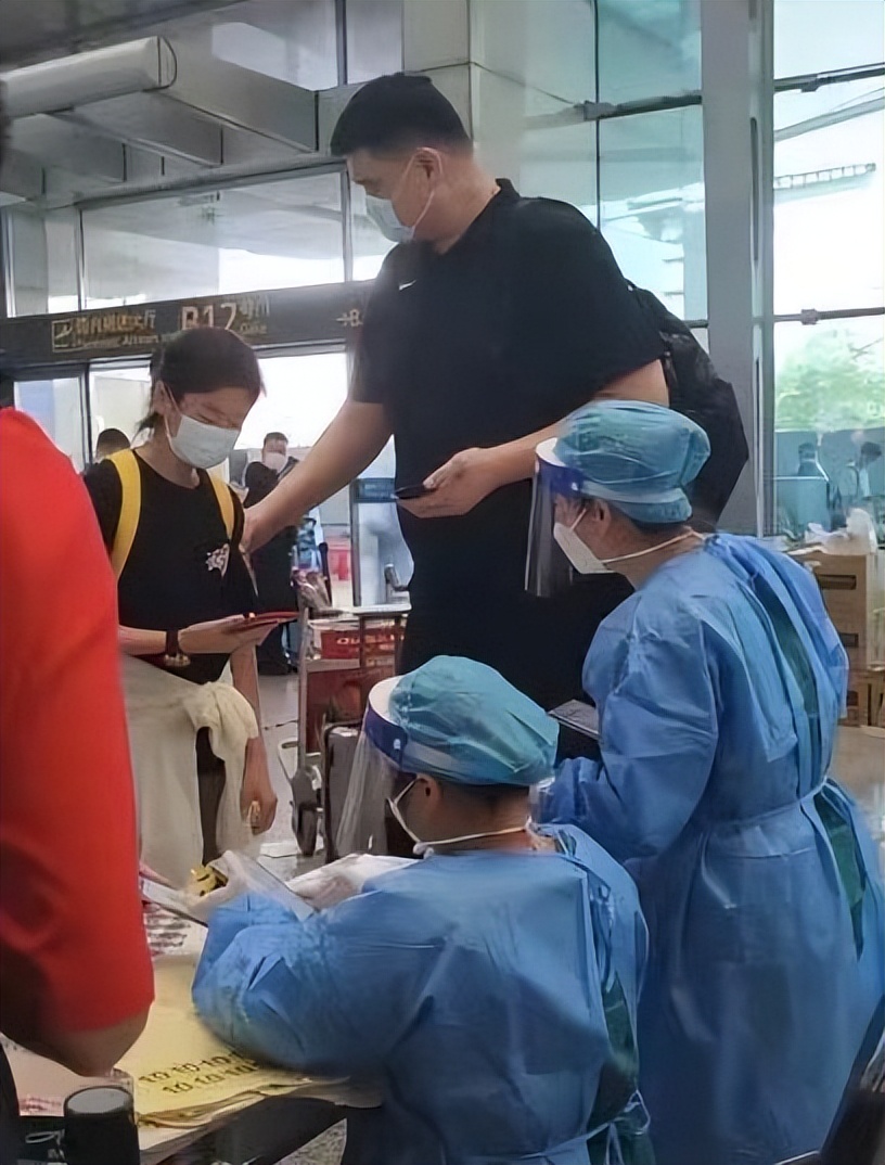 姚明带10岁女儿的合影,姚明携女儿现身机场